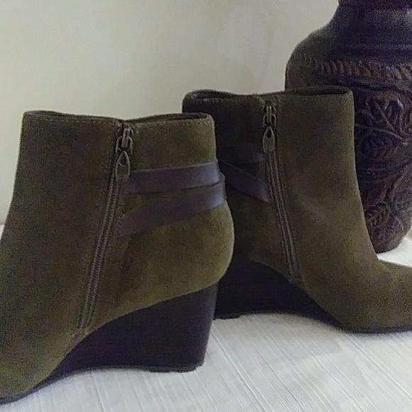 Sz 8.5M Olive Wedge Booties by Tahari - Picture 3 of 7